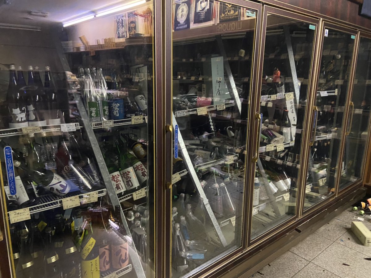 冷蔵庫の中の棚が崩壊して何本割れてるか集計出来ません‼️ しばらく営業が出来ません(ToT) 