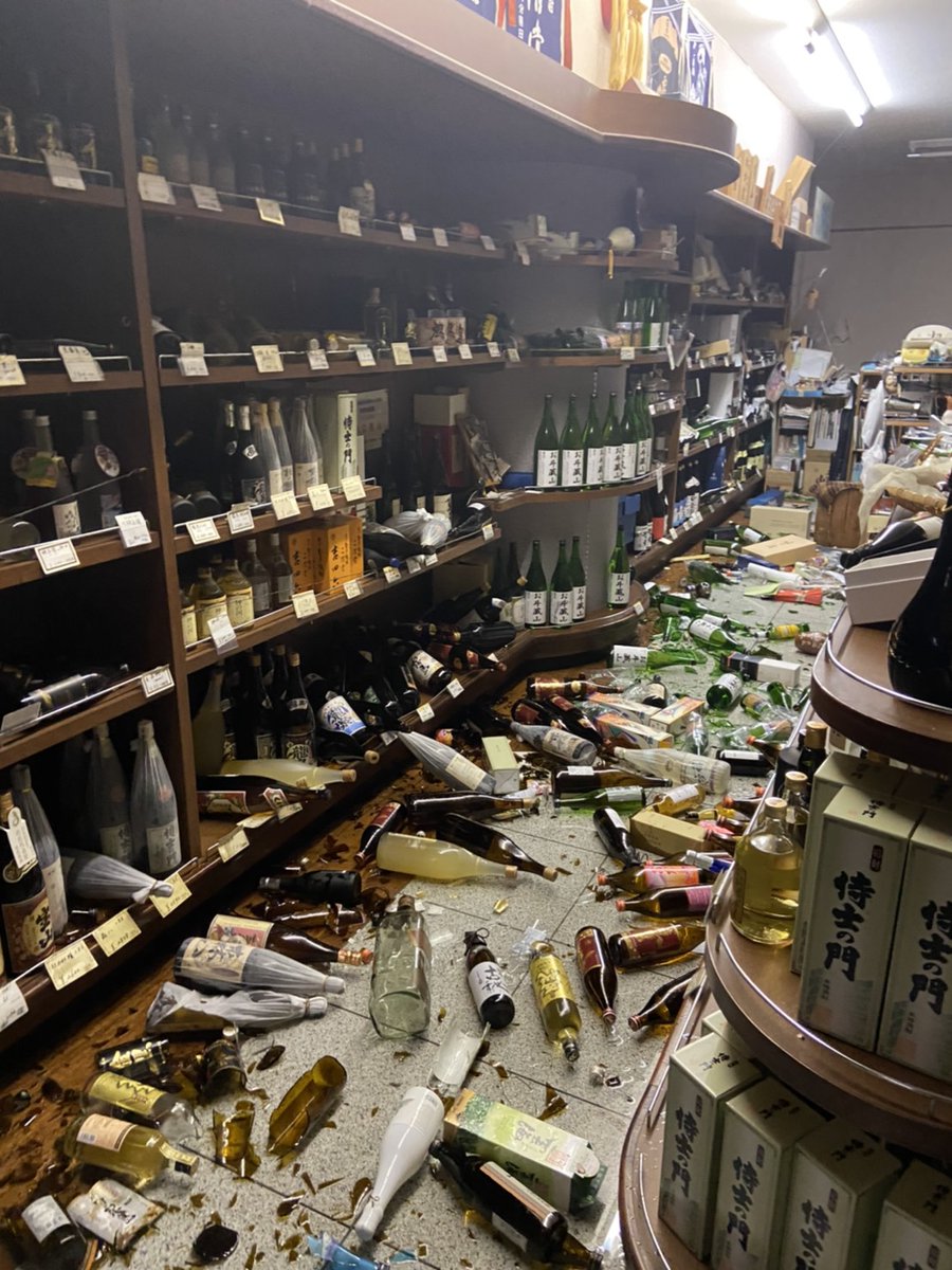 冷蔵庫の中の棚が崩壊して何本割れてるか集計出来ません‼️ しばらく営業が出来ません(ToT) 