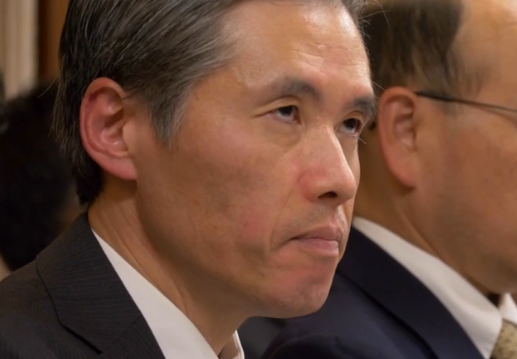 税金で高給を得る公務員が、国民の代表と敵対するかのような態度で話をはぐらかす