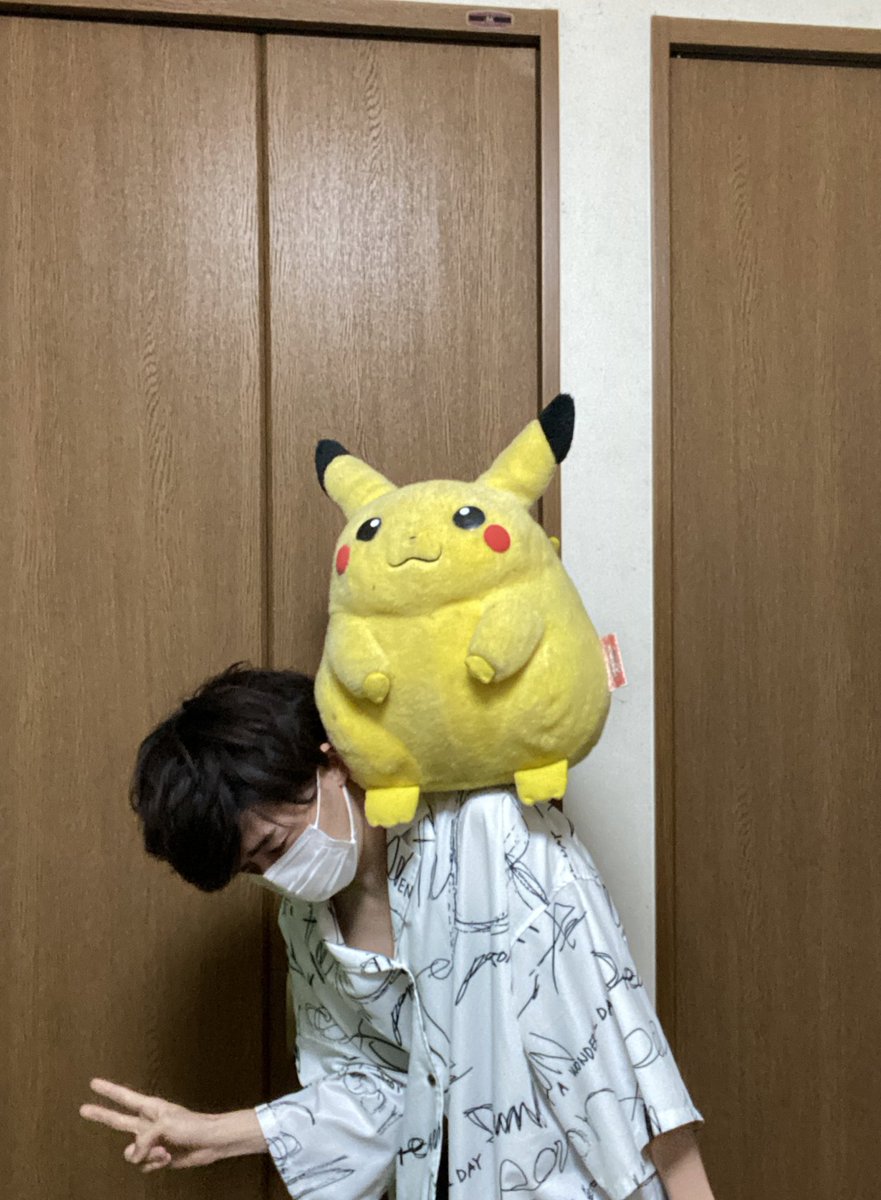 (左)皆がイメージする等身大ピカチュウ  (右)実際の等身大ピカチュウ 