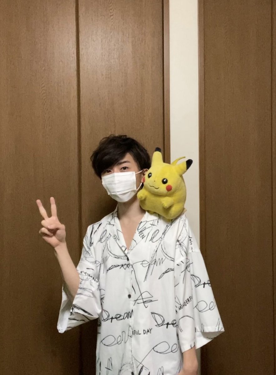 (左)皆がイメージする等身大ピカチュウ  (右)実際の等身大ピカチュウ 