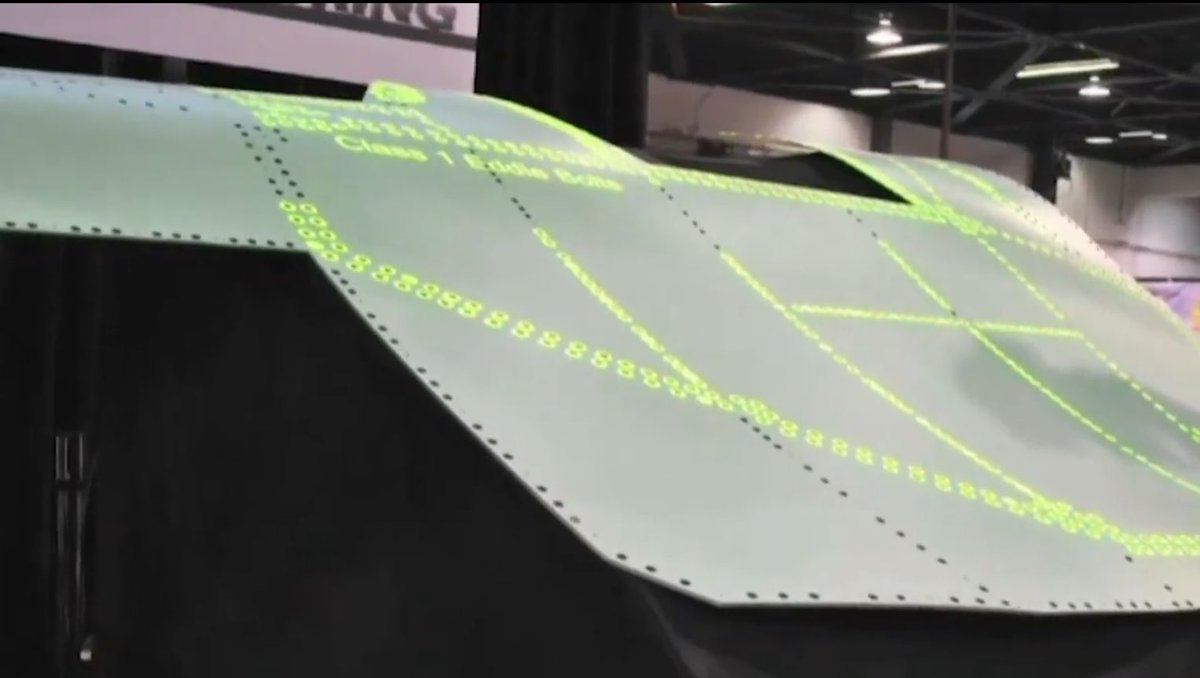 これがF-35製造に使われているプロジェクションマッピングの例