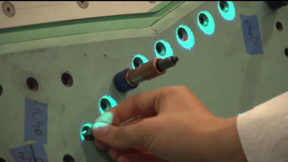 これがF-35製造に使われているプロジェクションマッピングの例