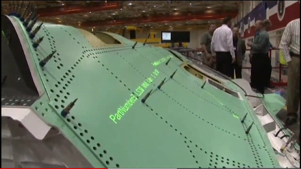 これがF-35製造に使われているプロジェクションマッピングの例