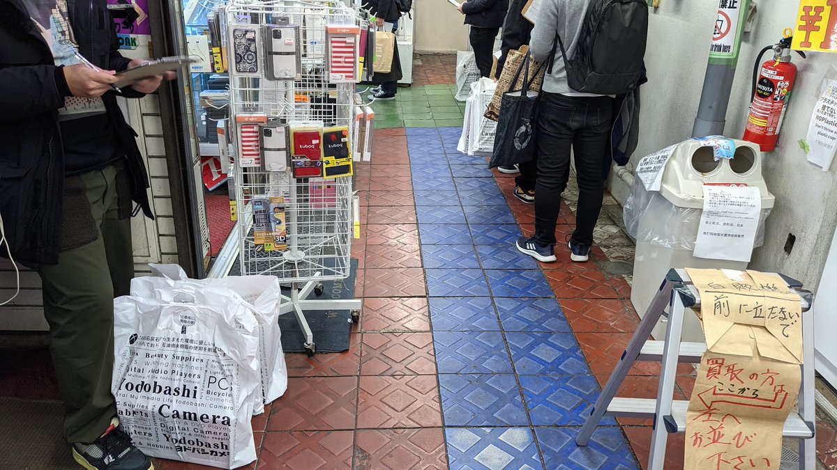 ヨドバシで買ったゲーム機を売りに来てる人たちの列ができてる 全部アキバで済むんで、これが地産地消ってヤツですね #PS5 #Switch 