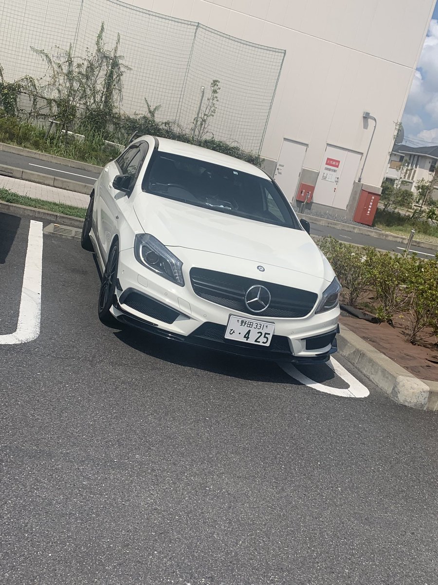 こういう場所だと端に寄せて停めることが多いのですがすれ違ったカップルに ベンツ乗ってるヤツ運転下手すぎwwww って言われましたがこういうのを想定して停めてるんですよ
