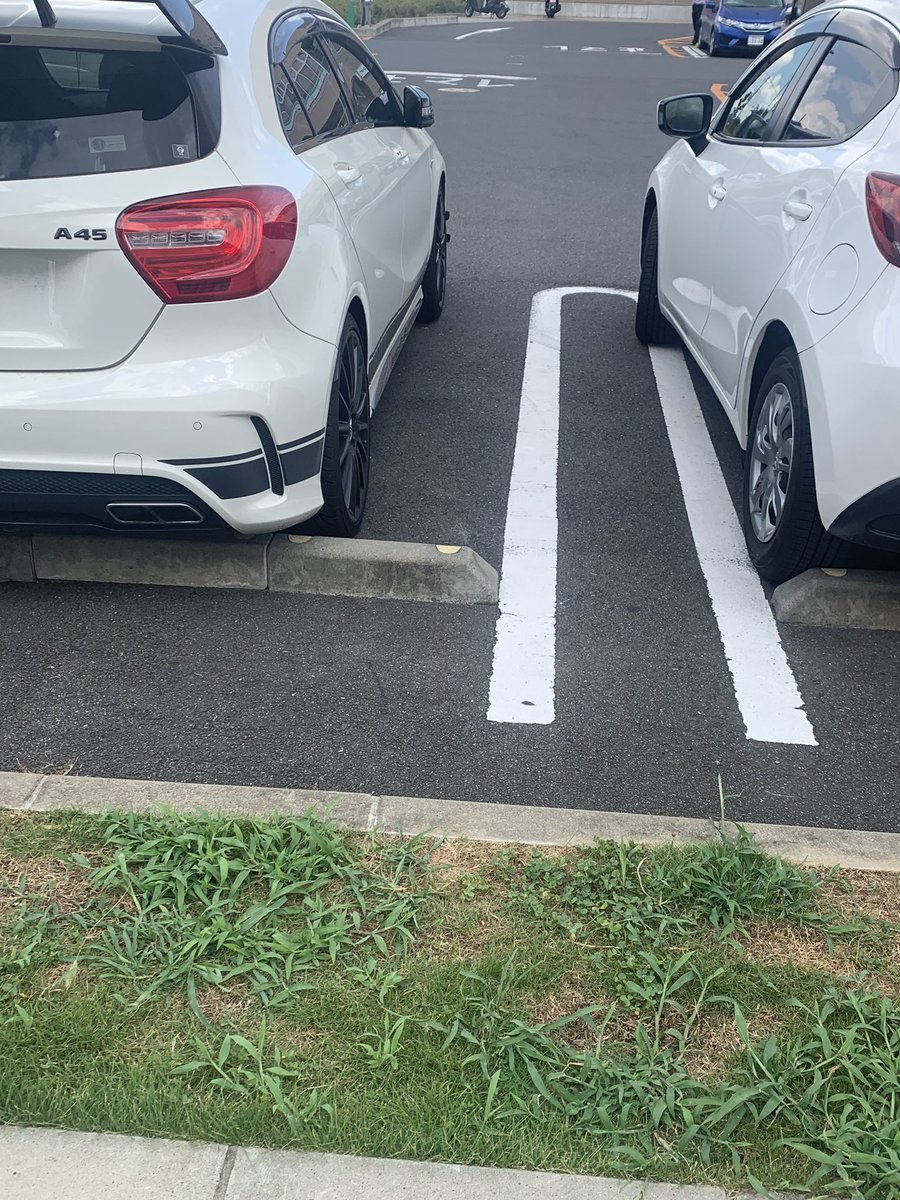 こういう場所だと端に寄せて停めることが多いのですがすれ違ったカップルに ベンツ乗ってるヤツ運転下手すぎwwww って言われましたがこういうのを想定して停めてるんですよ