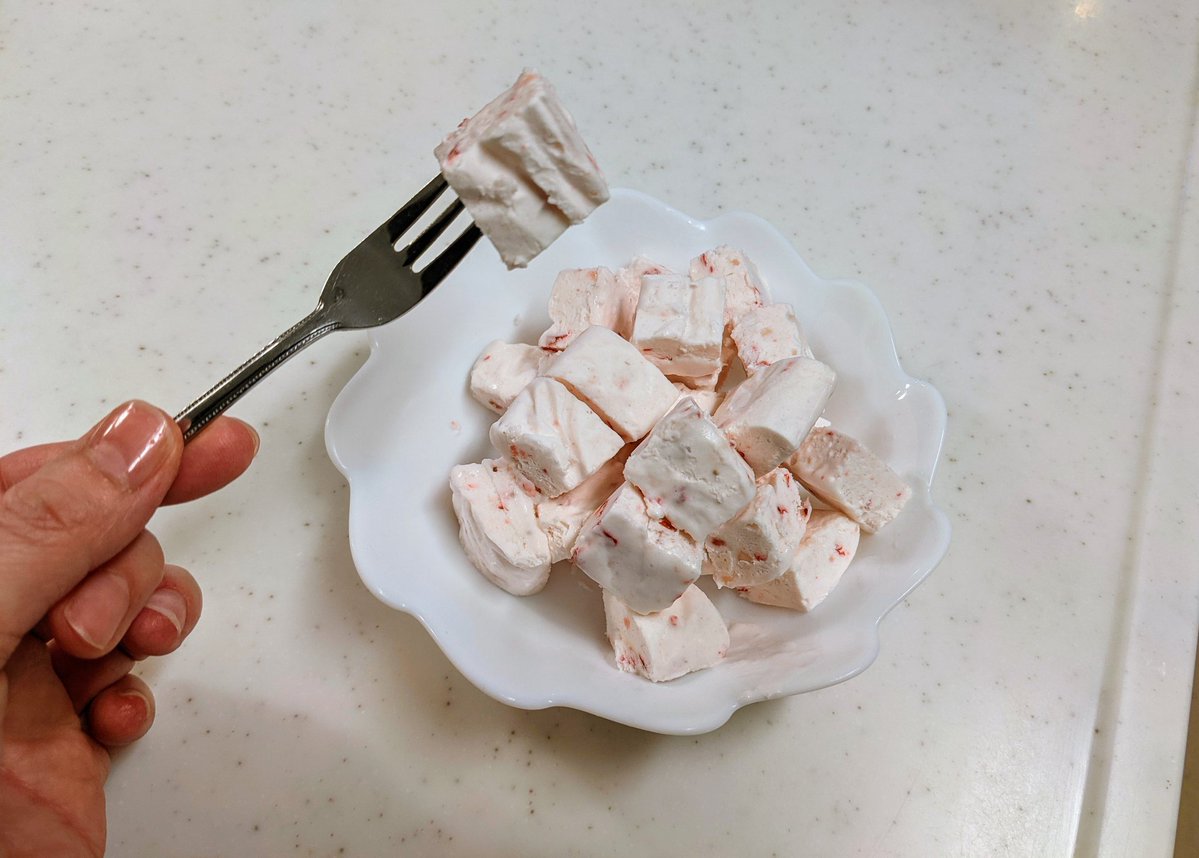 苺の季節ですね ゆるく泡立てた生クリームに粗みじん切りの苺を混ぜ込んで凍らせると美味しいって話はしましたっけ 