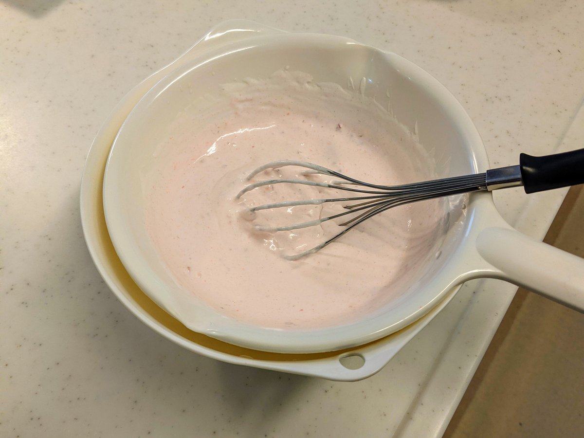 苺の季節ですね ゆるく泡立てた生クリームに粗みじん切りの苺を混ぜ込んで凍らせると美味しいって話はしましたっけ 