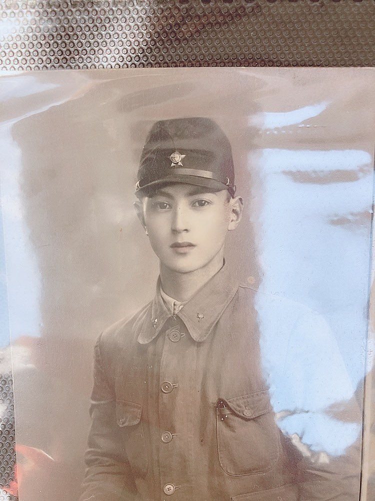 おじいちゃんが見せてくれた昔のアルバムにとてつもなくハンサムな人がいたんだけど顔整いすぎじゃない…