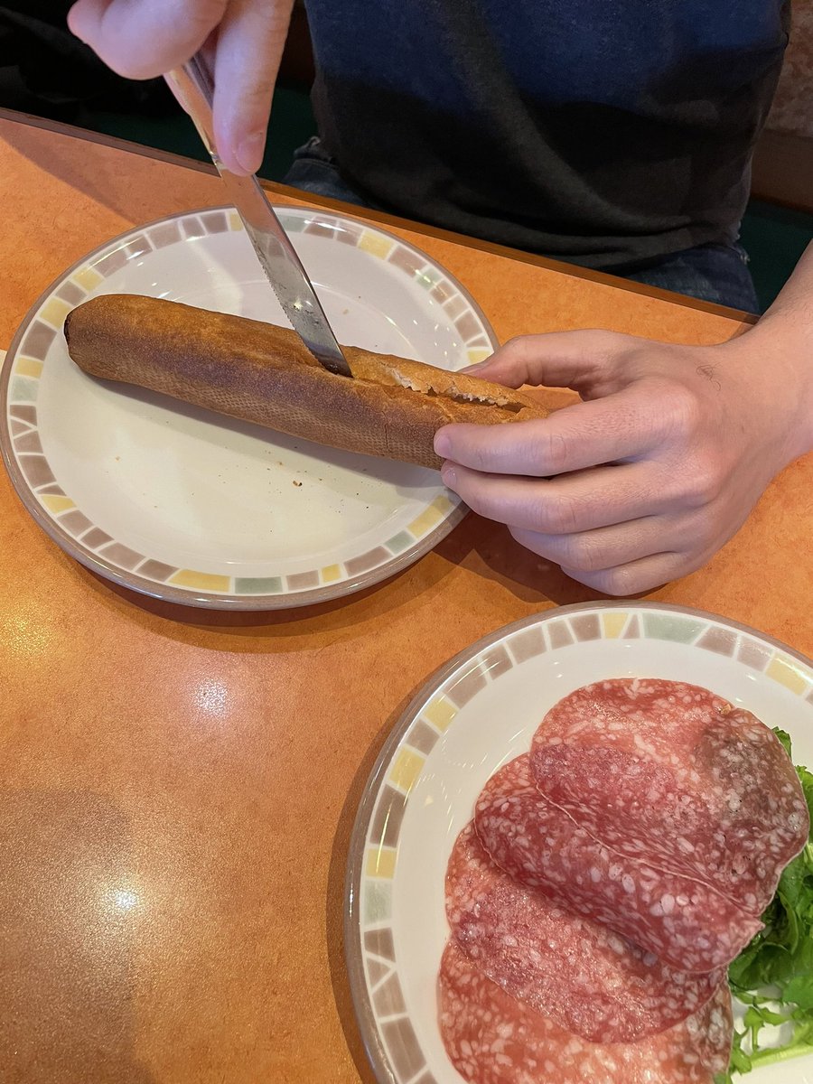 サイゼリヤの美味しい食べ方 その1  熱々のフィセルを半分に切ってオリーブオイルと塩をかける