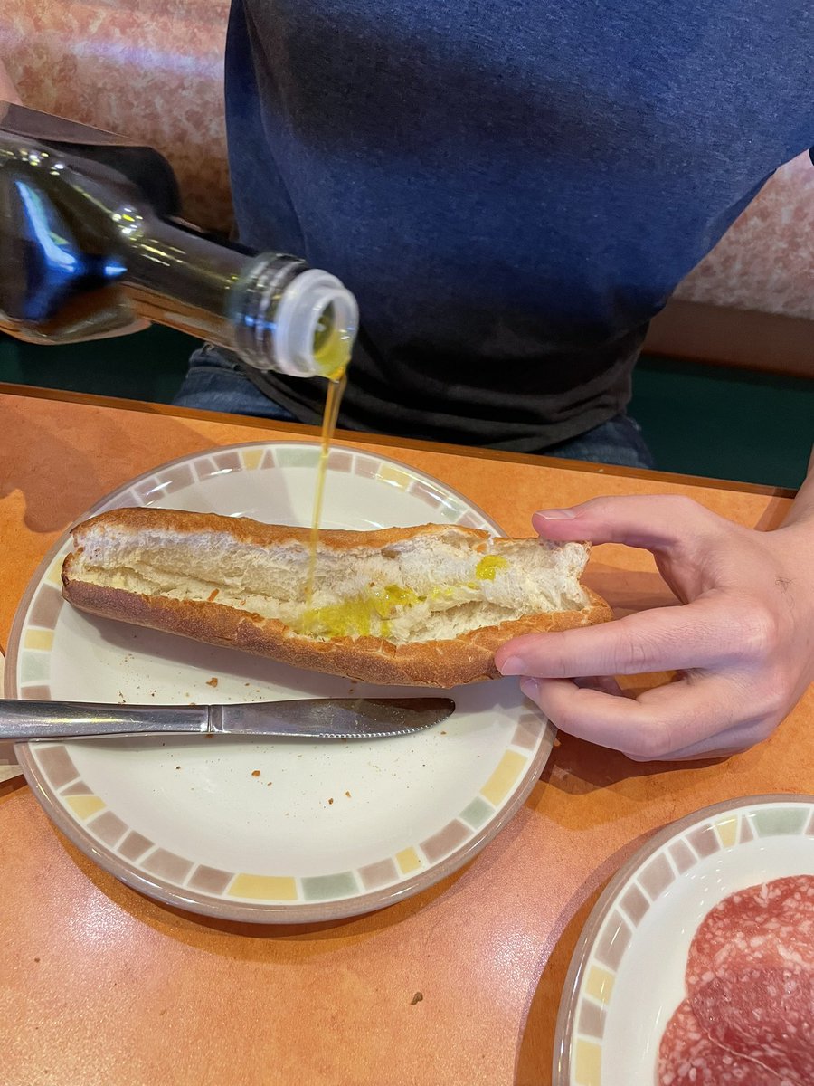 サイゼリヤの美味しい食べ方 その1  熱々のフィセルを半分に切ってオリーブオイルと塩をかける