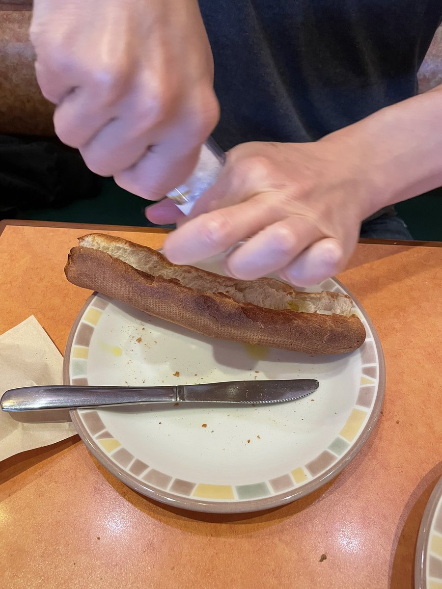 サイゼリヤの美味しい食べ方 その1  熱々のフィセルを半分に切ってオリーブオイルと塩をかける