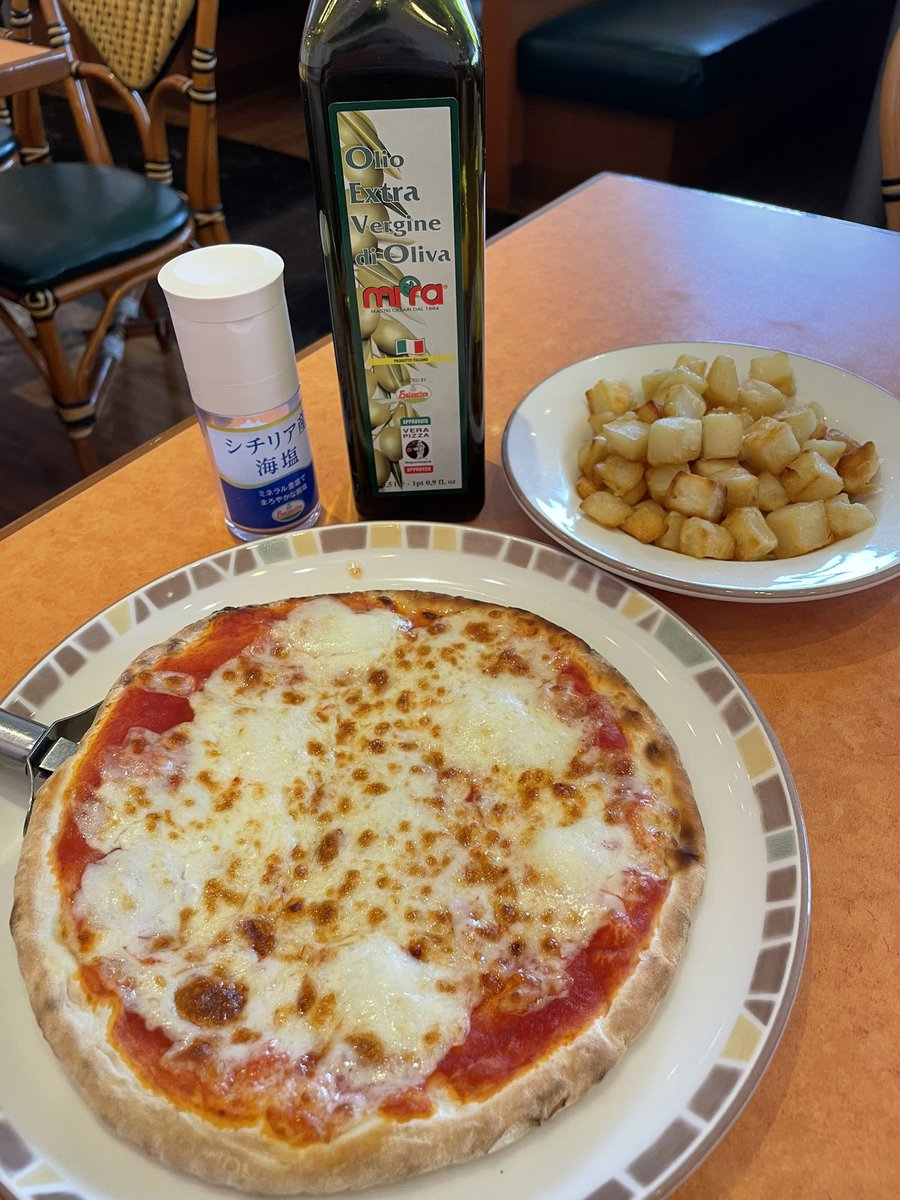 ピッツァを半分に折り畳みカルツォーネの出来上がり