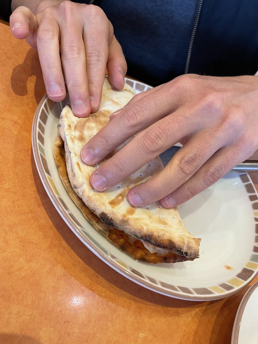 ピッツァを半分に折り畳みカルツォーネの出来上がり