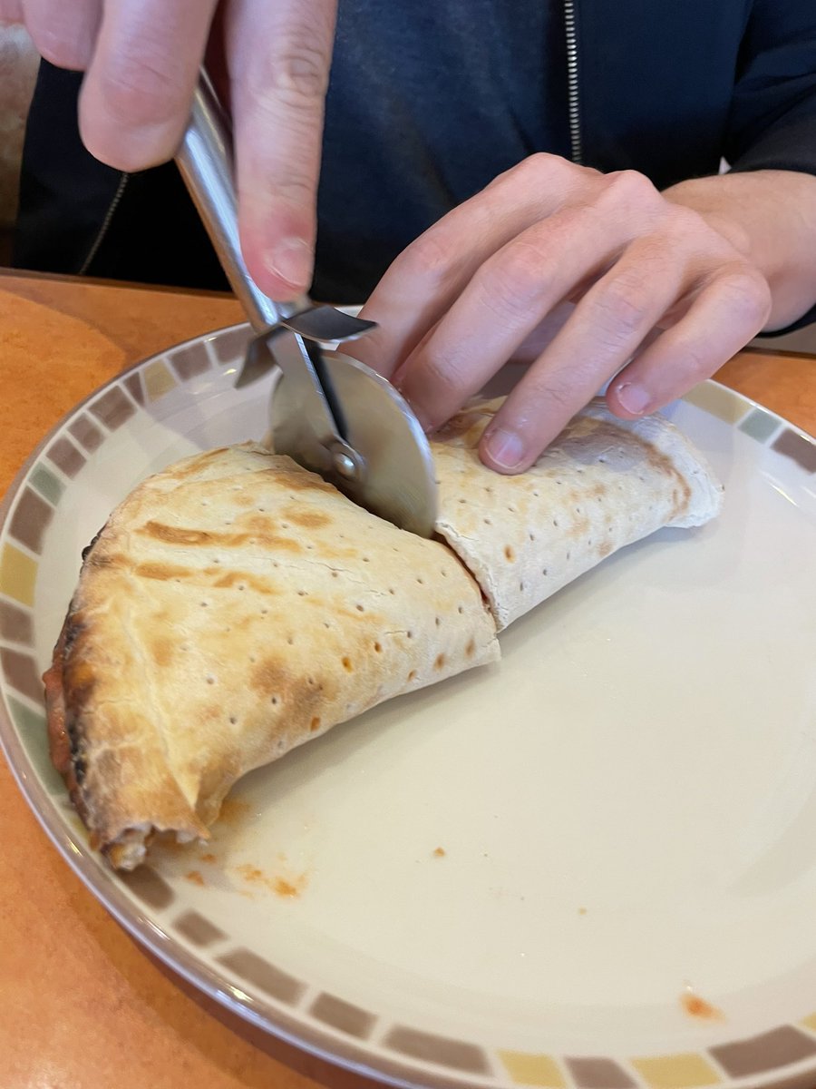 ピッツァを半分に折り畳みカルツォーネの出来上がり