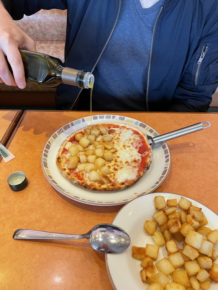 ピッツァを半分に折り畳みカルツォーネの出来上がり