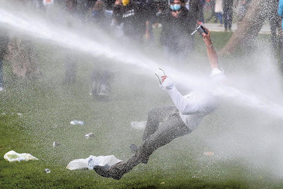 ノーマスクの野外パーティー鎮圧　放水銃で吹き飛ばされた参加者も  放水銃で吹っ飛ばされる人間の画像良すぎる 