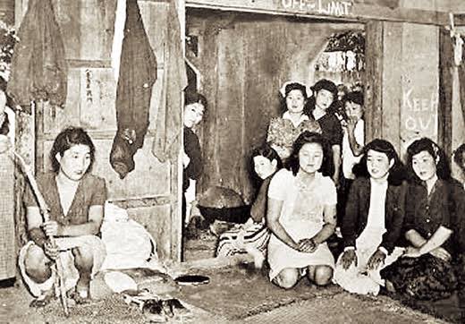 韓国のマスコミが『日帝従軍慰安婦』と報じた写真だが、右側の壁に『Keep out』の英字が