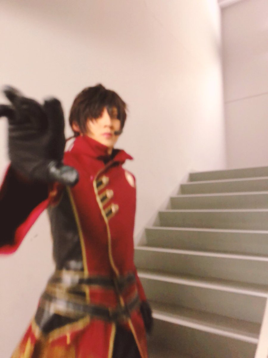 牧ステした後、階段を降りて向かってくる大倶利伽羅の写真撮りました