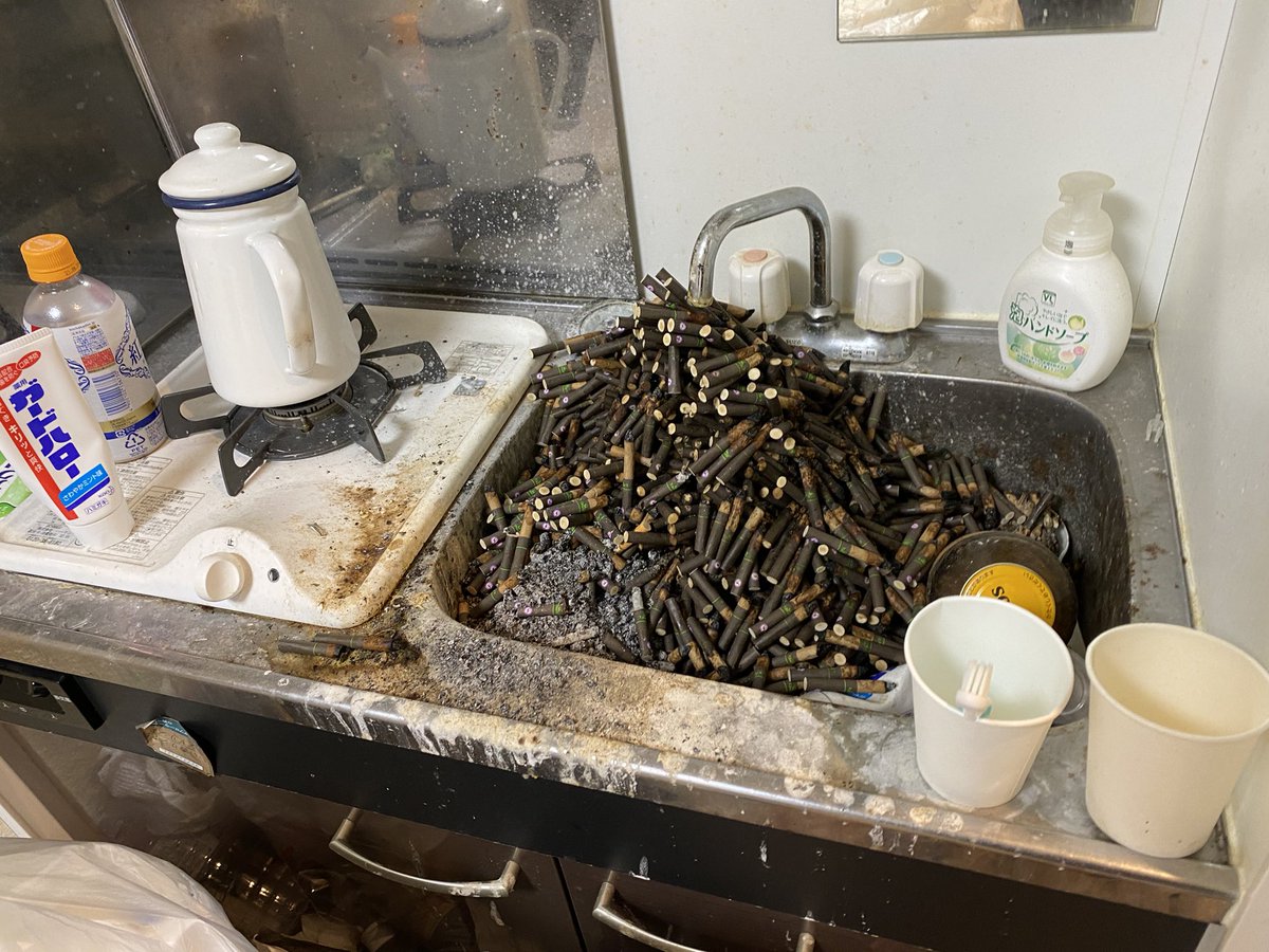 友達の家見に来たら死の灰積もってたし、塀の中か年寄りしか使わない歯磨き粉あって笑っちゃった 