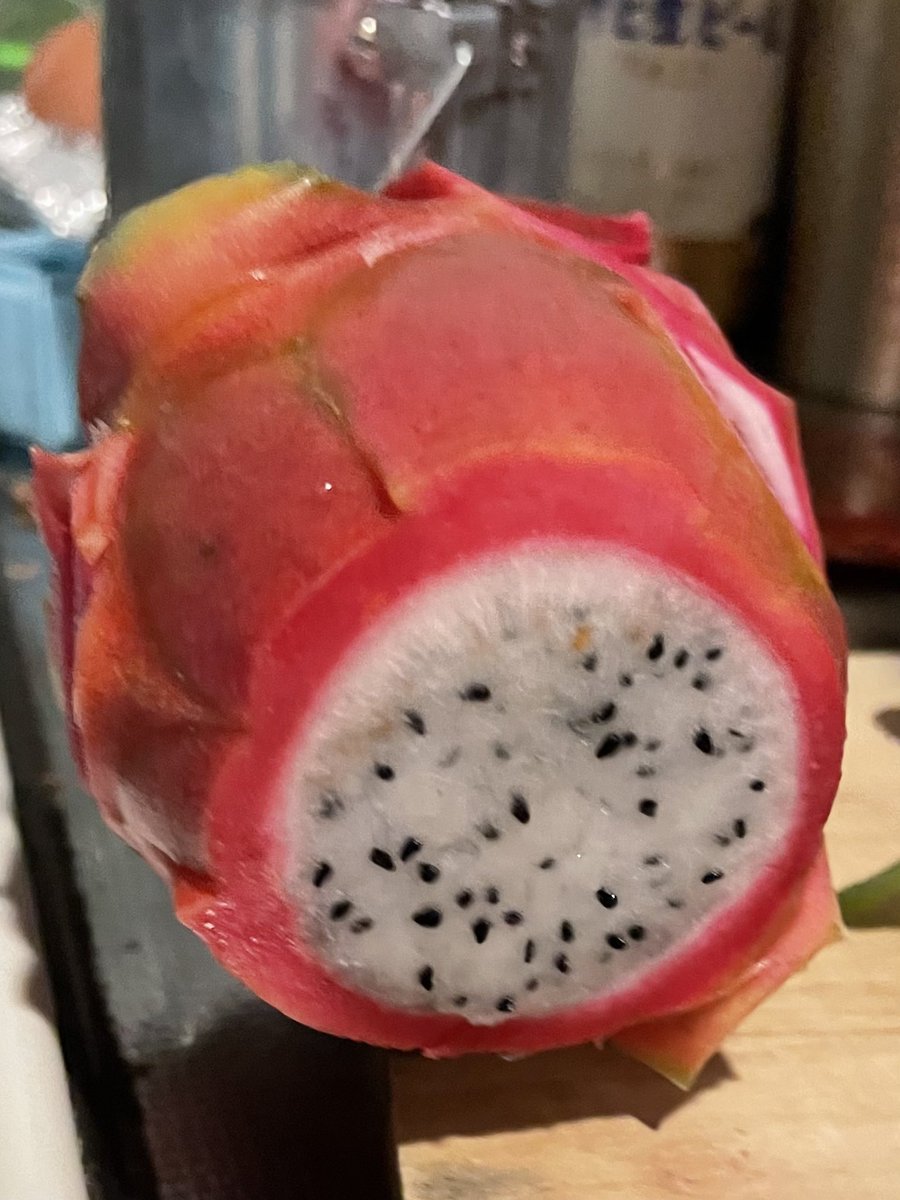 ドラゴンフルーツの皮を茹でて、わさび醤油で食べたらめっちゃマグロ