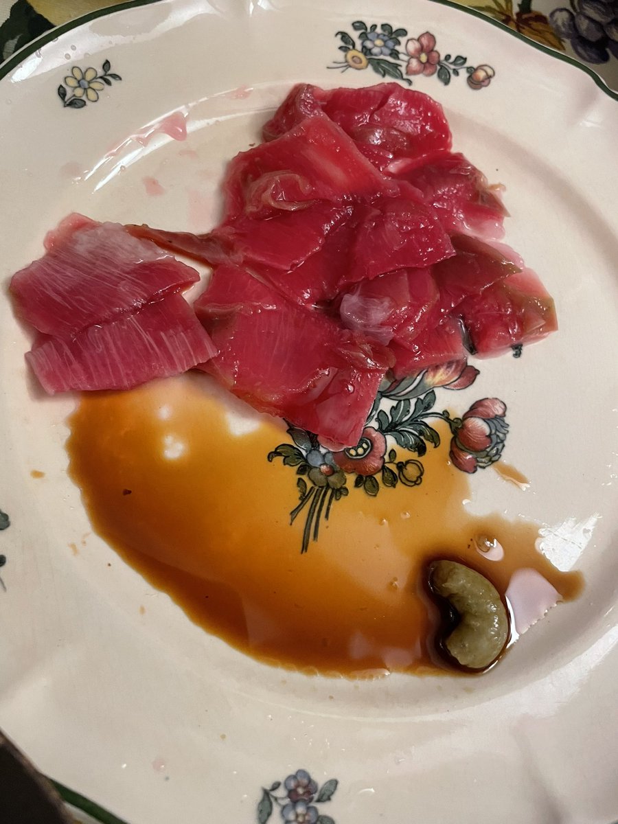 ドラゴンフルーツの皮を茹でて、わさび醤油で食べたらめっちゃマグロ