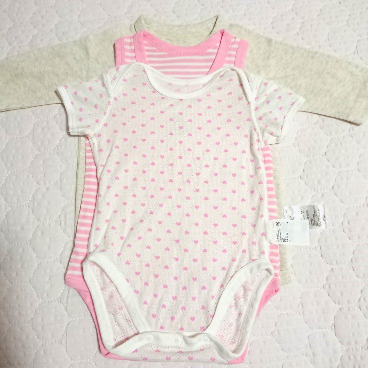 上からユニクロ、西松屋、ベルメゾンの3枚を股下で合わせています