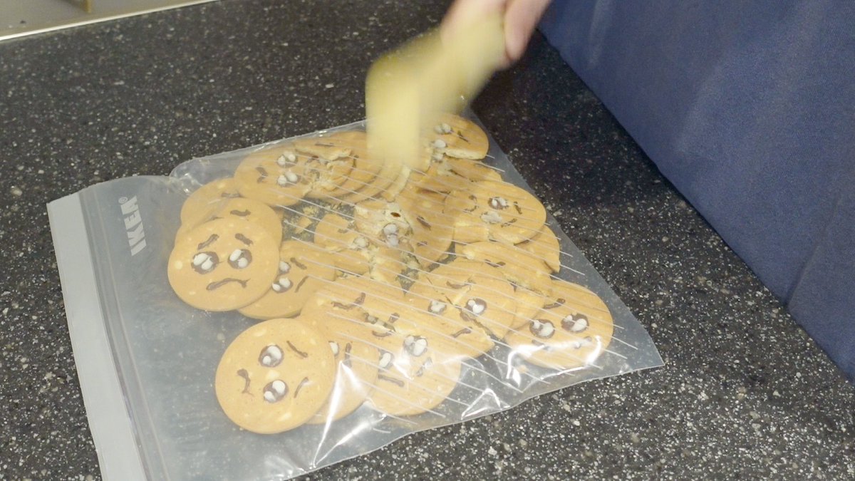 ぴえんクッキー作ってたらムカついてきたので、砕いてチーズケーキにしました