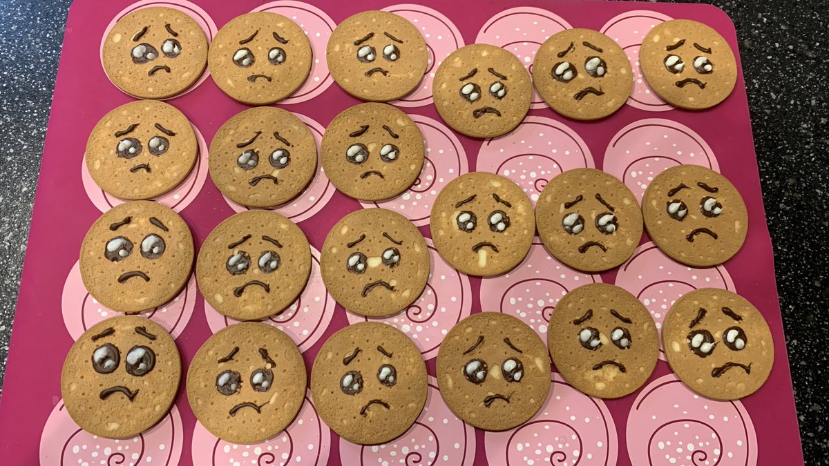 ぴえんクッキー作ってたらムカついてきたので、砕いてチーズケーキにしました