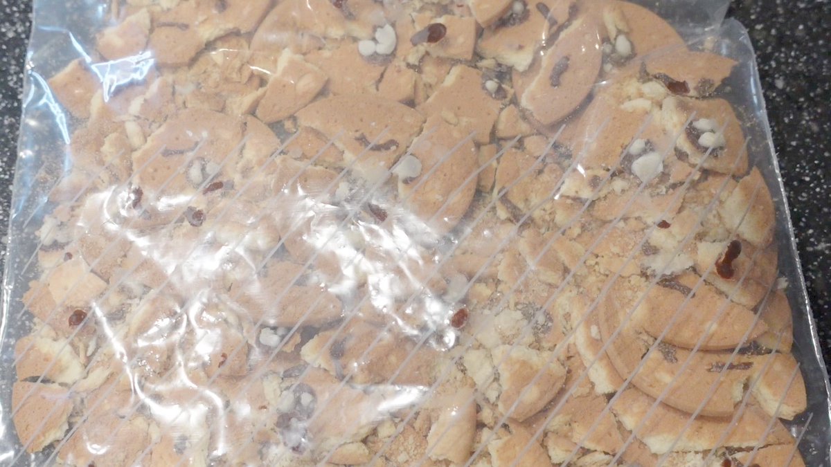 ぴえんクッキー作ってたらムカついてきたので、砕いてチーズケーキにしました