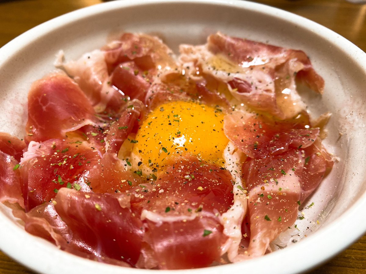 あんまりお酒飲まん人にカルディの生ハムおすすめしたら卵かけご飯に乗せてオリーブオイル垂らして食べるとかいう天才レシピになって帰ってきたので今日の天才ご飯