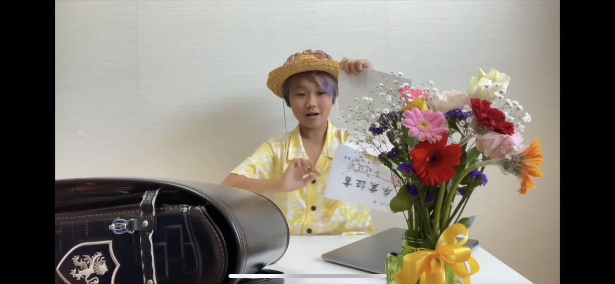 ゆたぼんが卒業証書破る動画、破った瞬間に一瞬だけ「取り返しがつかないことをしてしまった…」みたいな顔をしていて辛過ぎる 