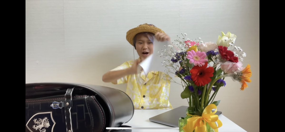 ゆたぼんが卒業証書破る動画、破った瞬間に一瞬だけ「取り返しがつかないことをしてしまった…」みたいな顔をしていて辛過ぎる 