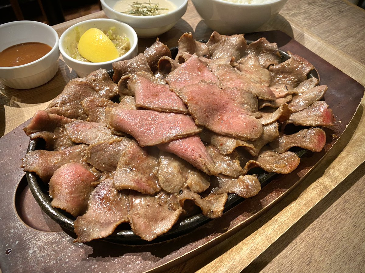タレもネギ塩レモンと味噌ソースがついてくるから飽きない最高やばい