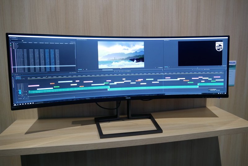 ならば32:9モニタ1台にしたほうが画面枠が無くなって「資料と制作ソフトのウィンドウ並べて作業」と「大画面フルに使ってゲームや作業」両立できてモニタアームや配線もスッキリすると 