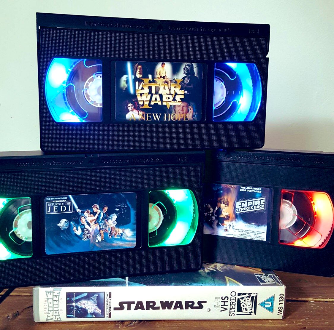 懐かしいVHSに照明をつけてインテリアにしちゃう発想はなかった