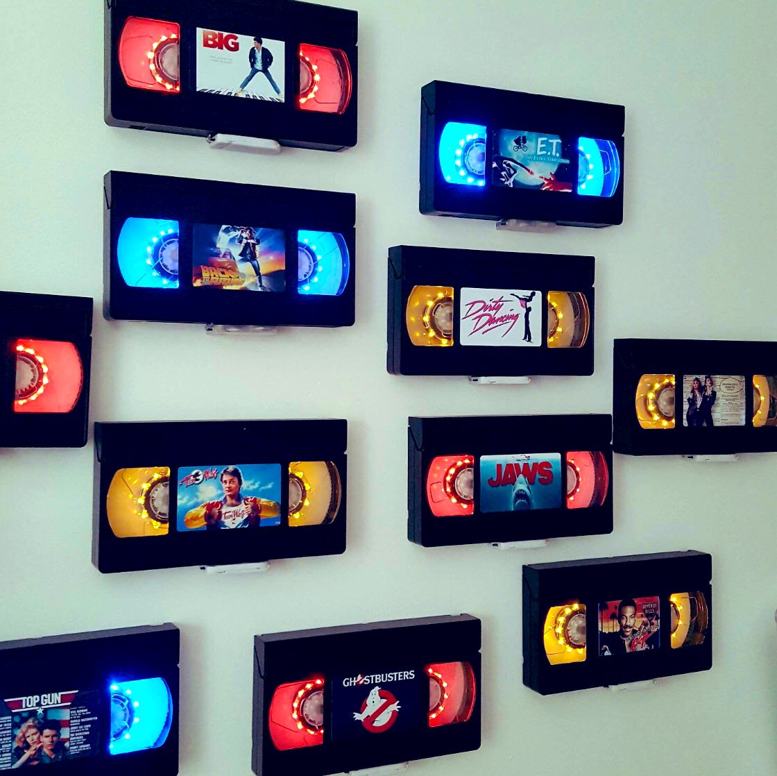 懐かしいVHSに照明をつけてインテリアにしちゃう発想はなかった