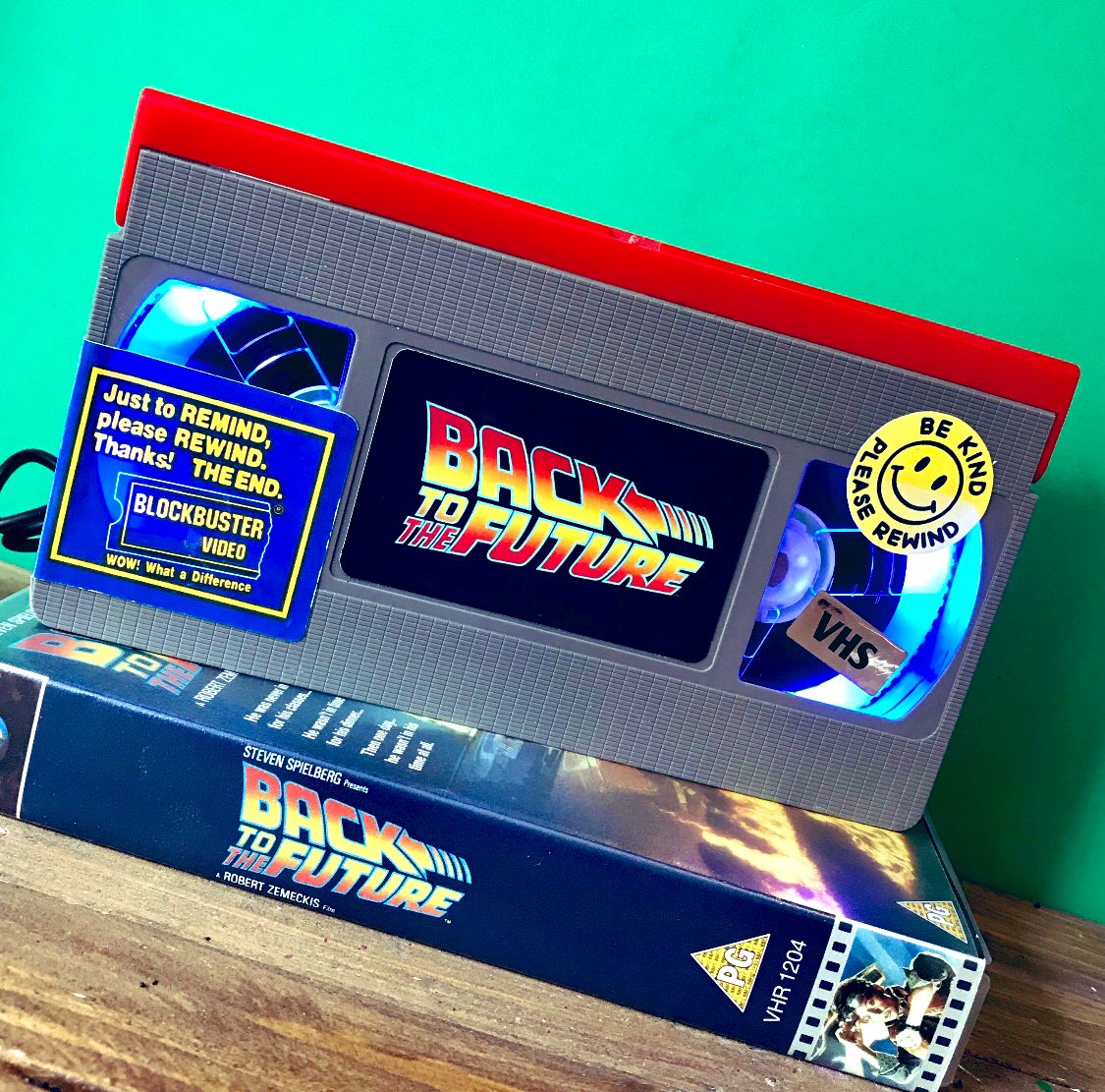 懐かしいVHSに照明をつけてインテリアにしちゃう発想はなかった