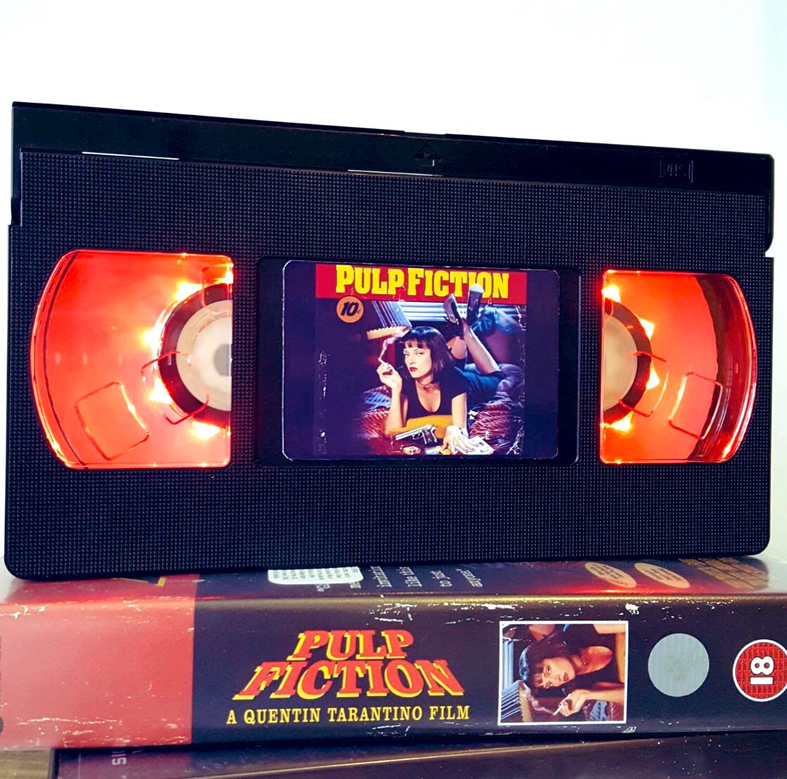 懐かしいVHSに照明をつけてインテリアにしちゃう発想はなかった