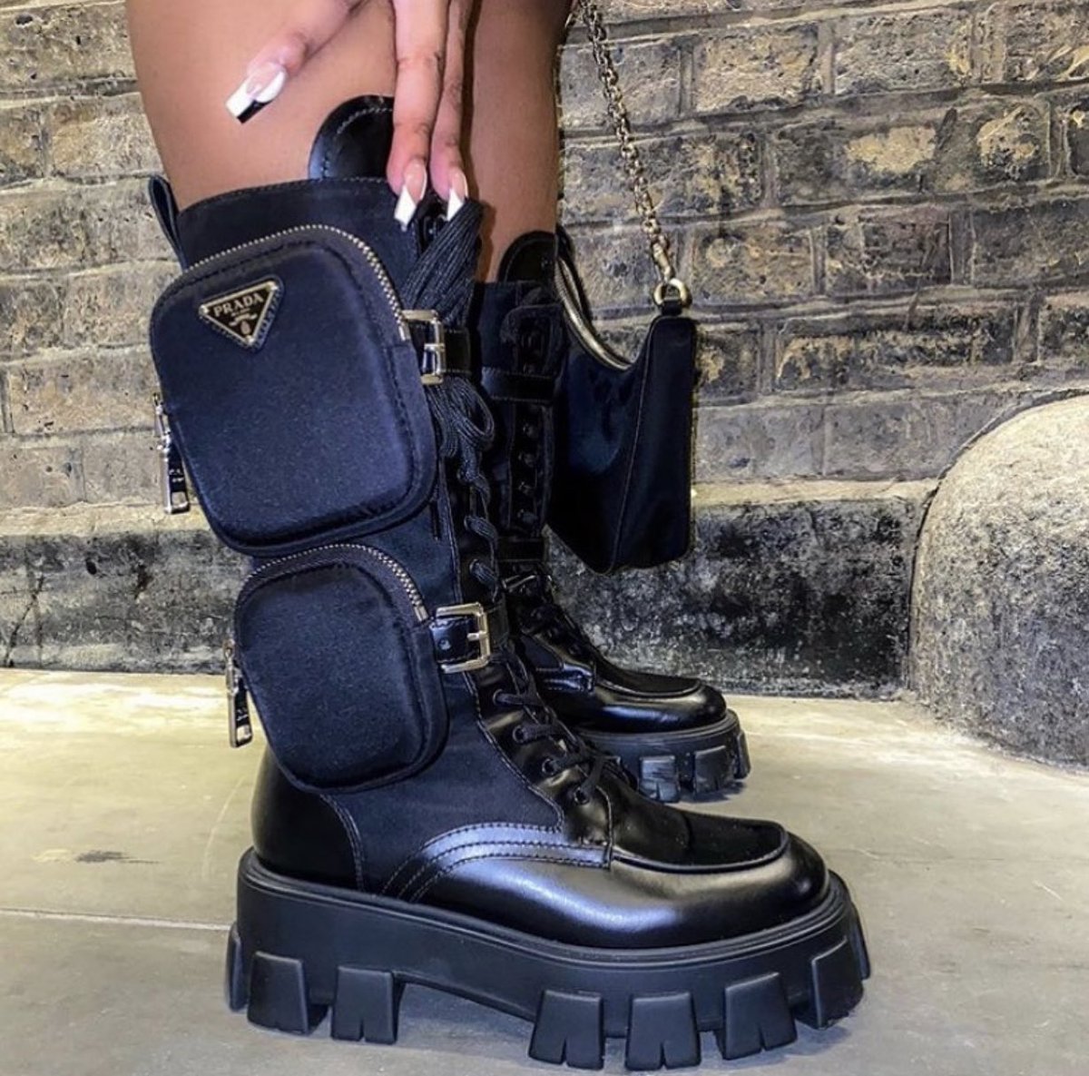 PRADAのコンバットブーツかわいいな　　　手ぶらでクラブ行けるし鬼ころしも入れられそう 