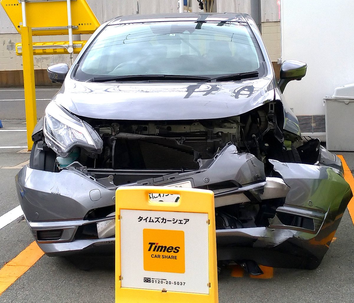 近所のカーシェアの車がボコボコになって戻されてるのだが…( ･_･) （きっと連絡済みでしょうけど） 