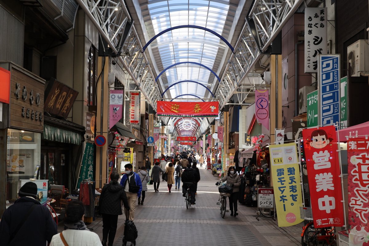 買い物行ったついでに圧縮マンごっこしてきた  1枚目：24mm 2枚目：50mm 3枚目：240mm 4枚目：384mm（240mmの1.6倍クロップ） 概ね同じ場所（不二家の幟を目安）が起点になるよう位置を調整 すべて絞りf8で撮影  やはり400mm近くになるとさすがの圧縮効果ですね♪ （実際の見た目は2枚目の50mmが近い） 