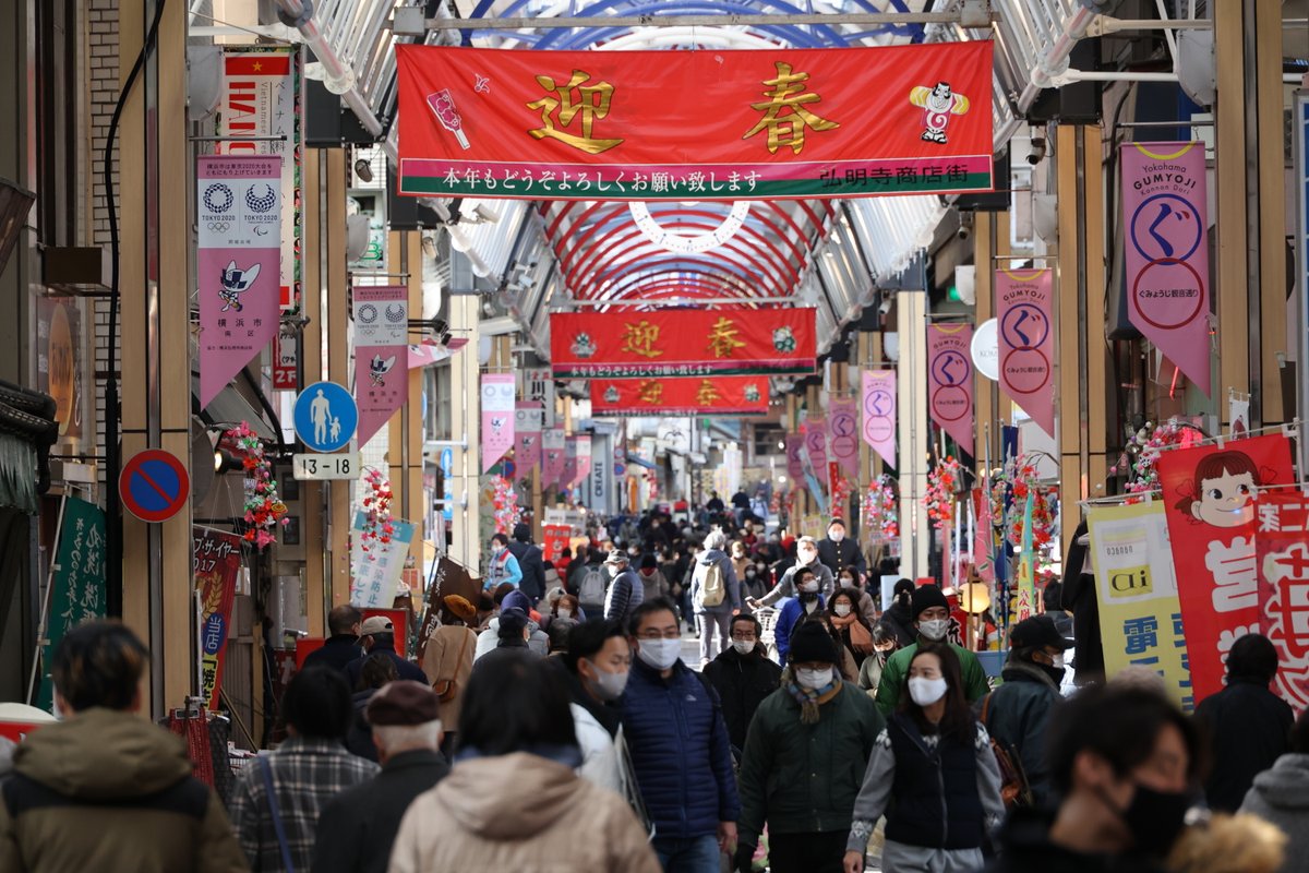 買い物行ったついでに圧縮マンごっこしてきた  1枚目：24mm 2枚目：50mm 3枚目：240mm 4枚目：384mm（240mmの1.6倍クロップ） 概ね同じ場所（不二家の幟を目安）が起点になるよう位置を調整 すべて絞りf8で撮影  やはり400mm近くになるとさすがの圧縮効果ですね♪ （実際の見た目は2枚目の50mmが近い） 