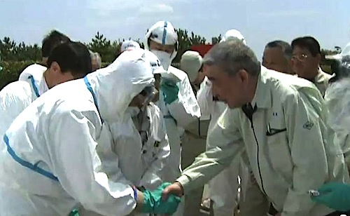 警戒区域視察で防護服＋マスク＋手袋のまま被災者と握手する枝野幸男氏