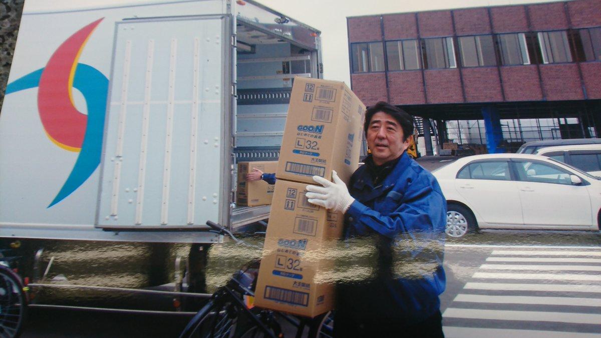 警戒区域視察で防護服＋マスク＋手袋のまま被災者と握手する枝野幸男氏