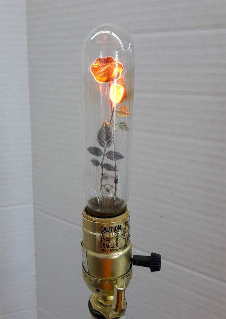 1930年〜1970年かけてアメリカで作られた、アンティークの花形電球が美しい