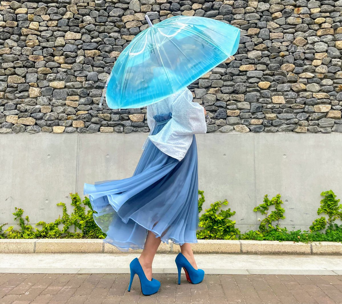水色着物コーデとクラゲ傘👘☔️ 着物にスカートを合わせて汚れ除けに…