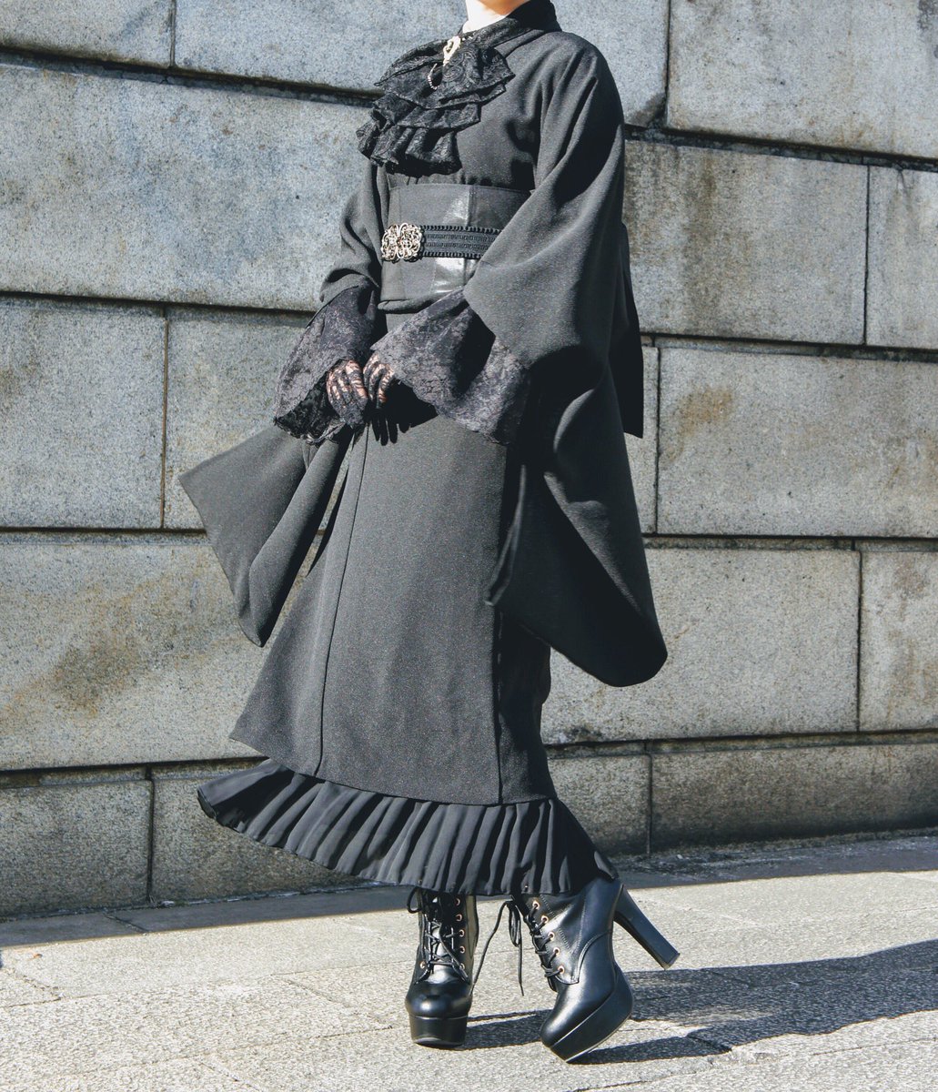  袖や丈の短い着物にも合うし黒で統一するとコーデ全体がゴシックな雰囲気になるのも好き…