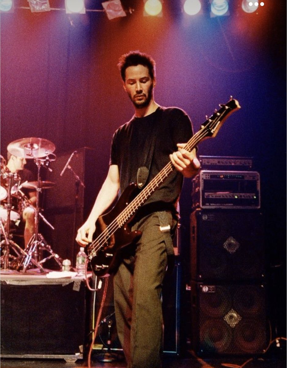 キアヌリーブスと会って話したことあると言うと怪訝な顔をされるが、21歳の時、渡辺通り(福岡)を歩いていて、向かいから男前が来て「すいません、この辺でレコ屋知らない